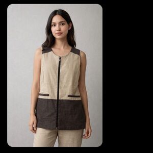 two-toned, sleeveless linen vest with a front zipper and front pockets size L
